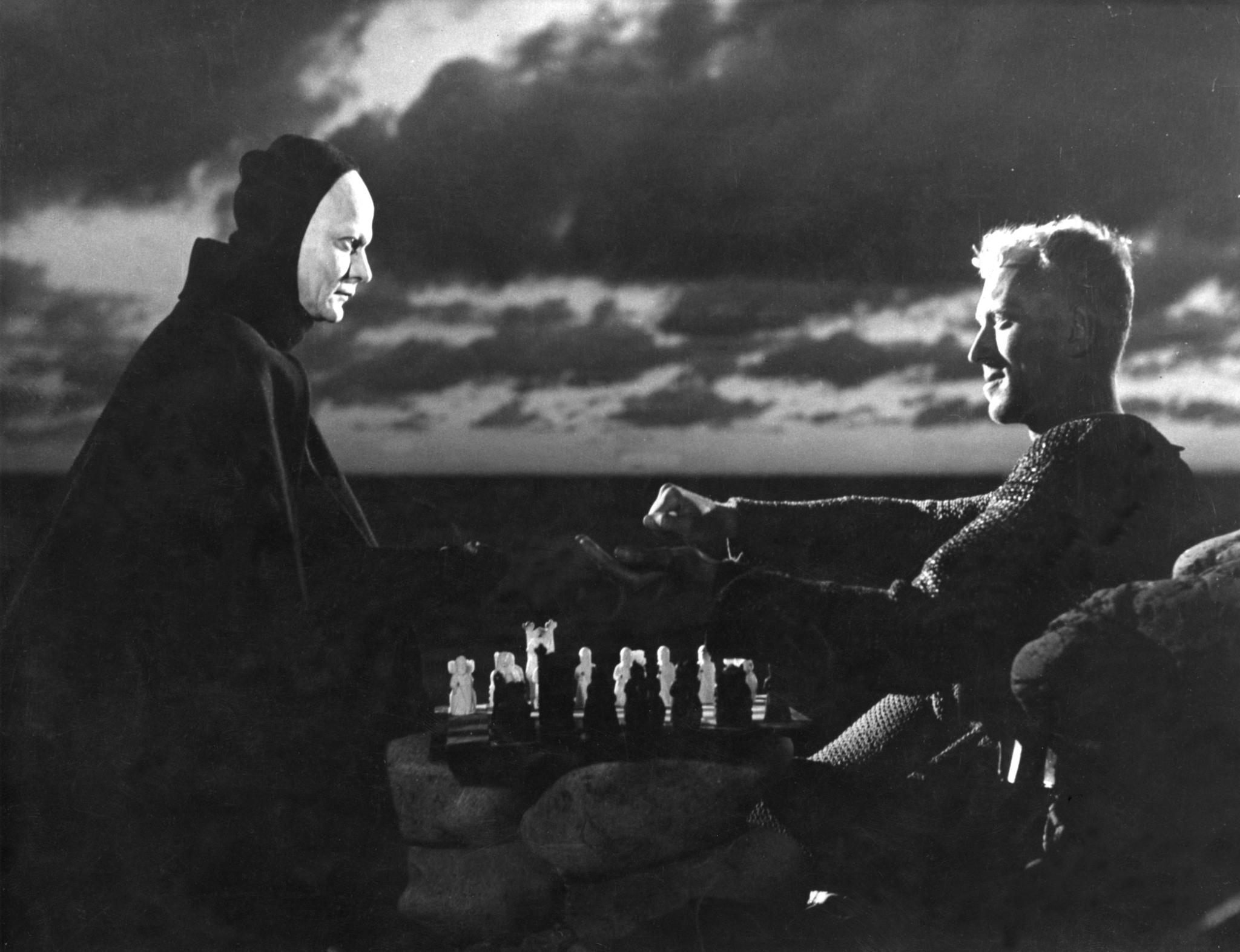 الممثل ماكس فون سيدو مع الممثل بينغت إكيروت هم يلعبان الشطرنج على شط أحد البحيرات.