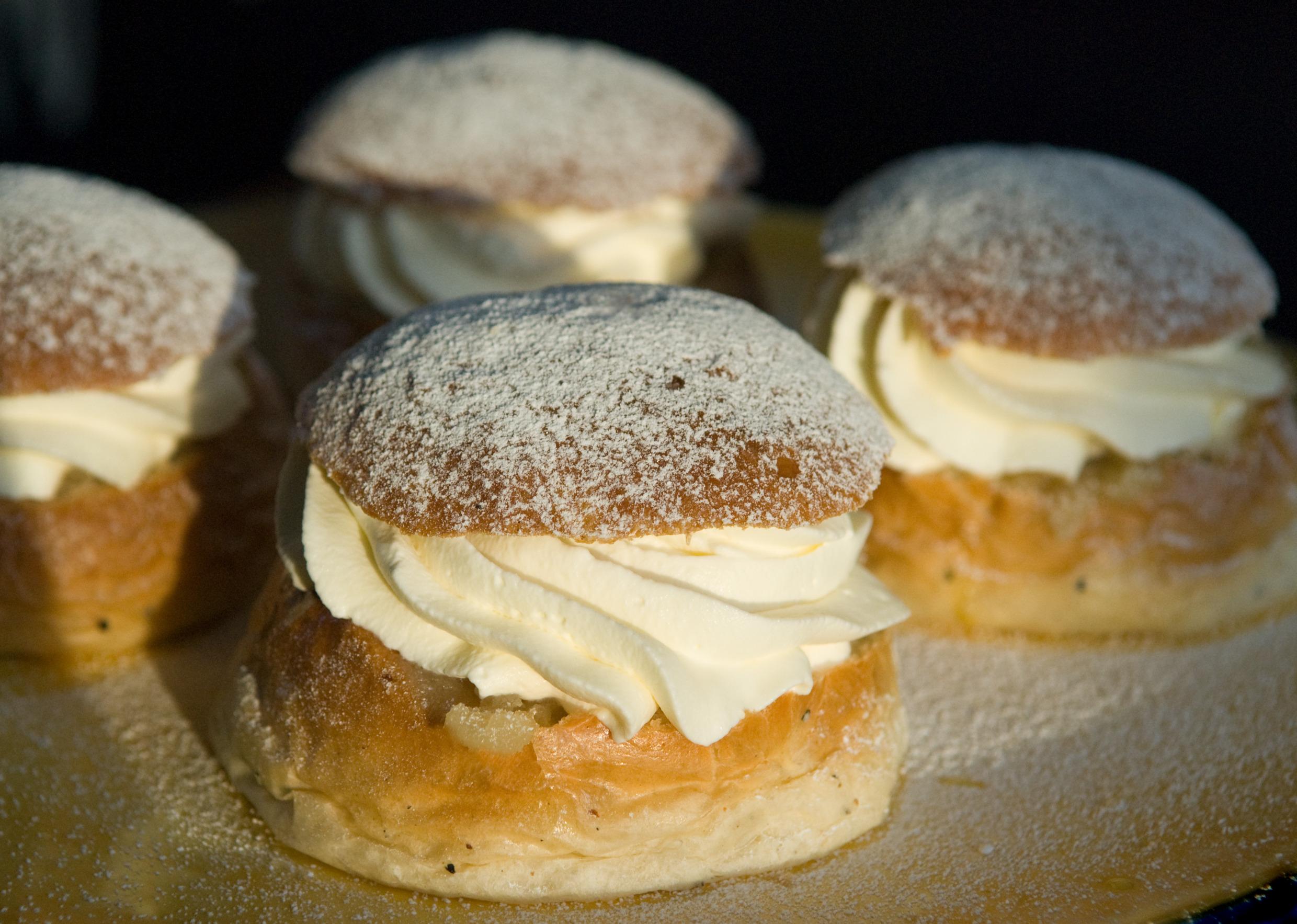 أربعة من مخبوزات السيملا Semla على سطح خشبي