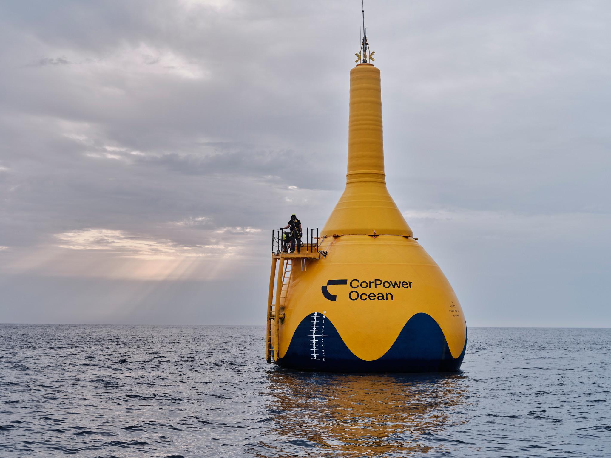في عام 2023، قامت شركة CorPower Ocean بتركيب أول محول لطاقة الأمواج على نطاق تجاري في شمال البرتغال. الصورة: كورباور أوشن