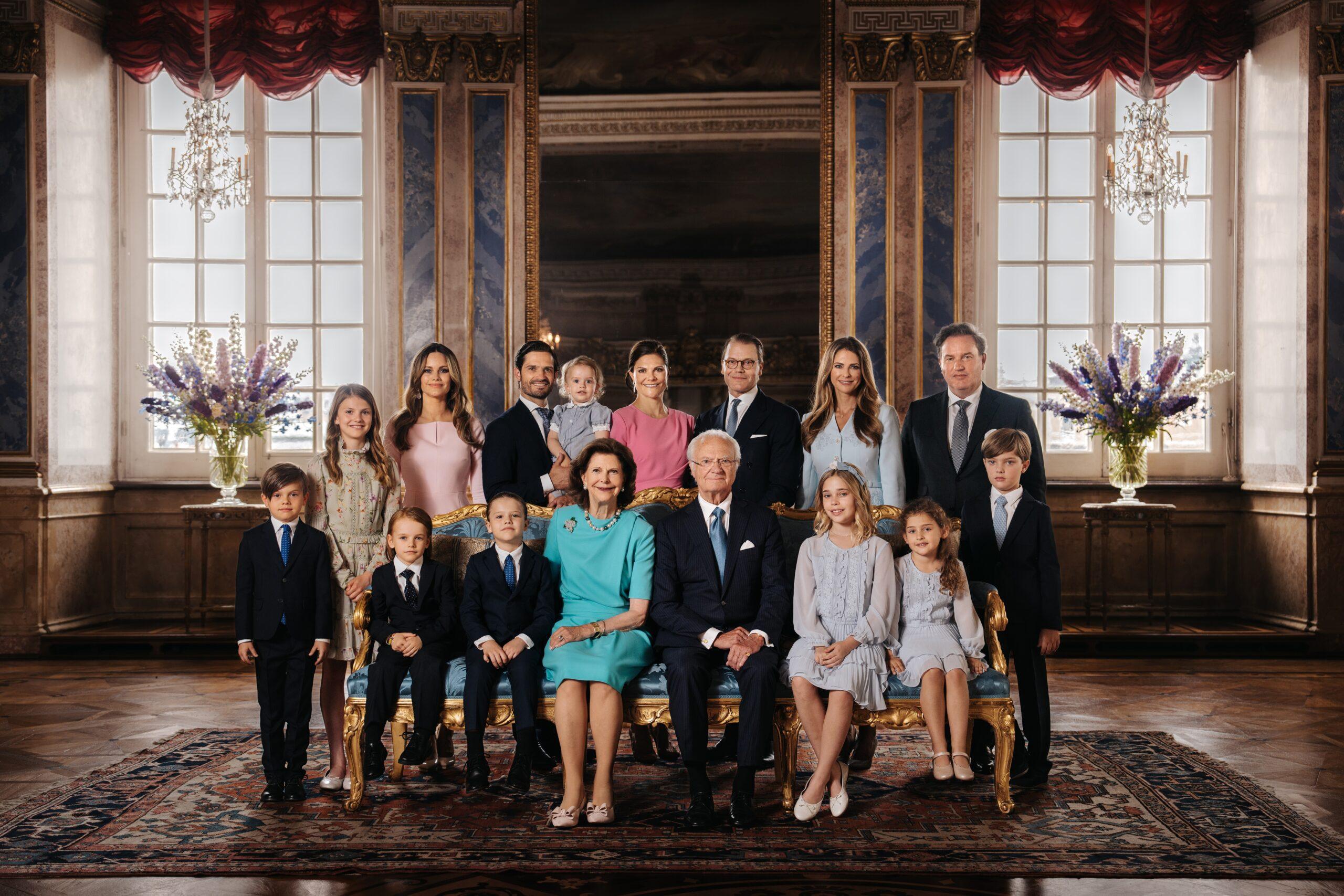 الملك كارل السادس عشر غوستاف محاطًا بأفراد العائلة المالكة. الصورة: Clément Morin/Royal Court of Sweden.