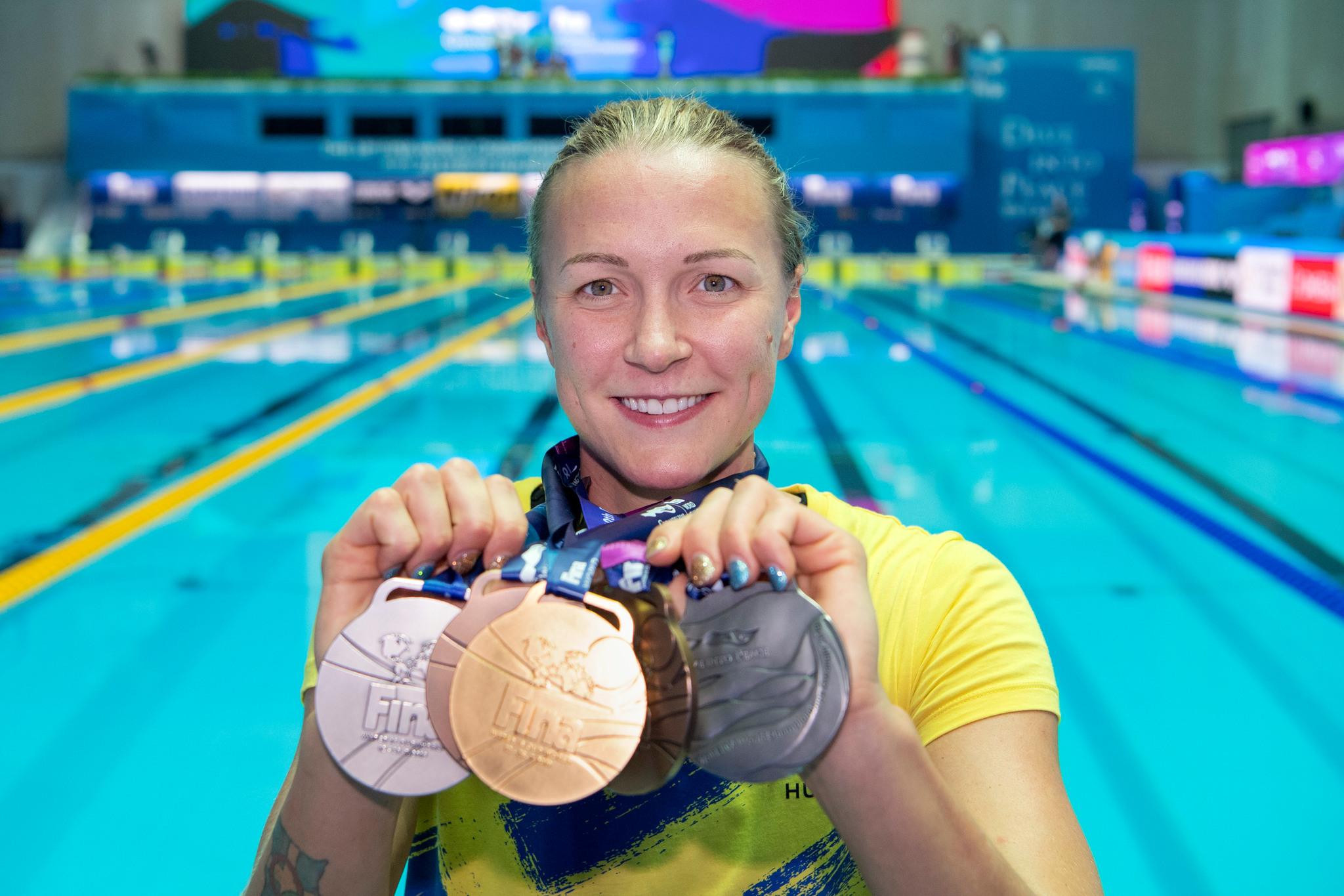 السباحة السويدية سارة خوستروم وهي تحمل السباحة خمس ميداليات فازت بهم في بطولة العالم عام 2019 في غوانغجو، بكوريا الجنوبية.