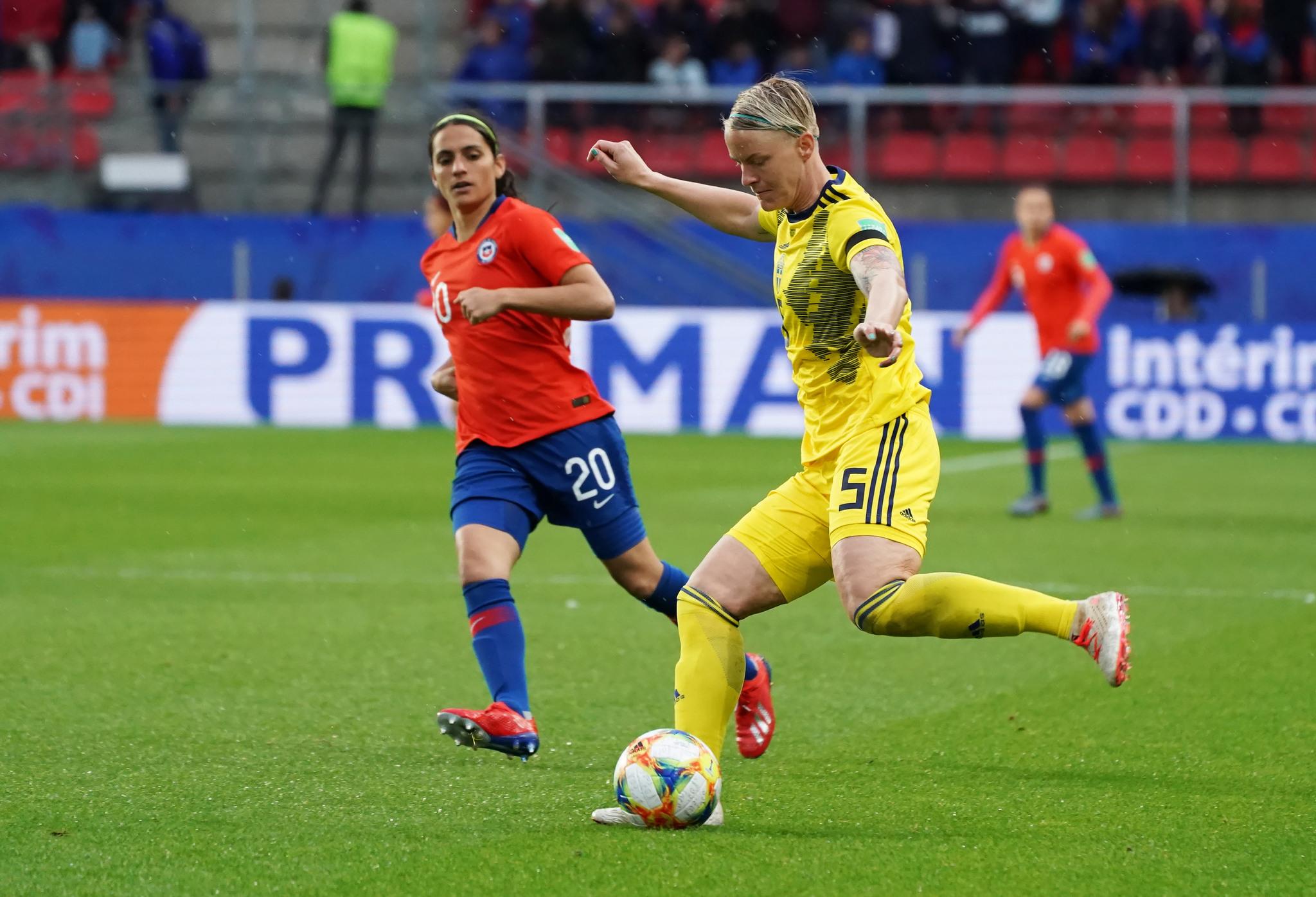 اللاعبة السويدية نيلا فيشر في بطولة كأس العام لكرة القدم للسيدات عام 2019 وهي تسدد الكرة