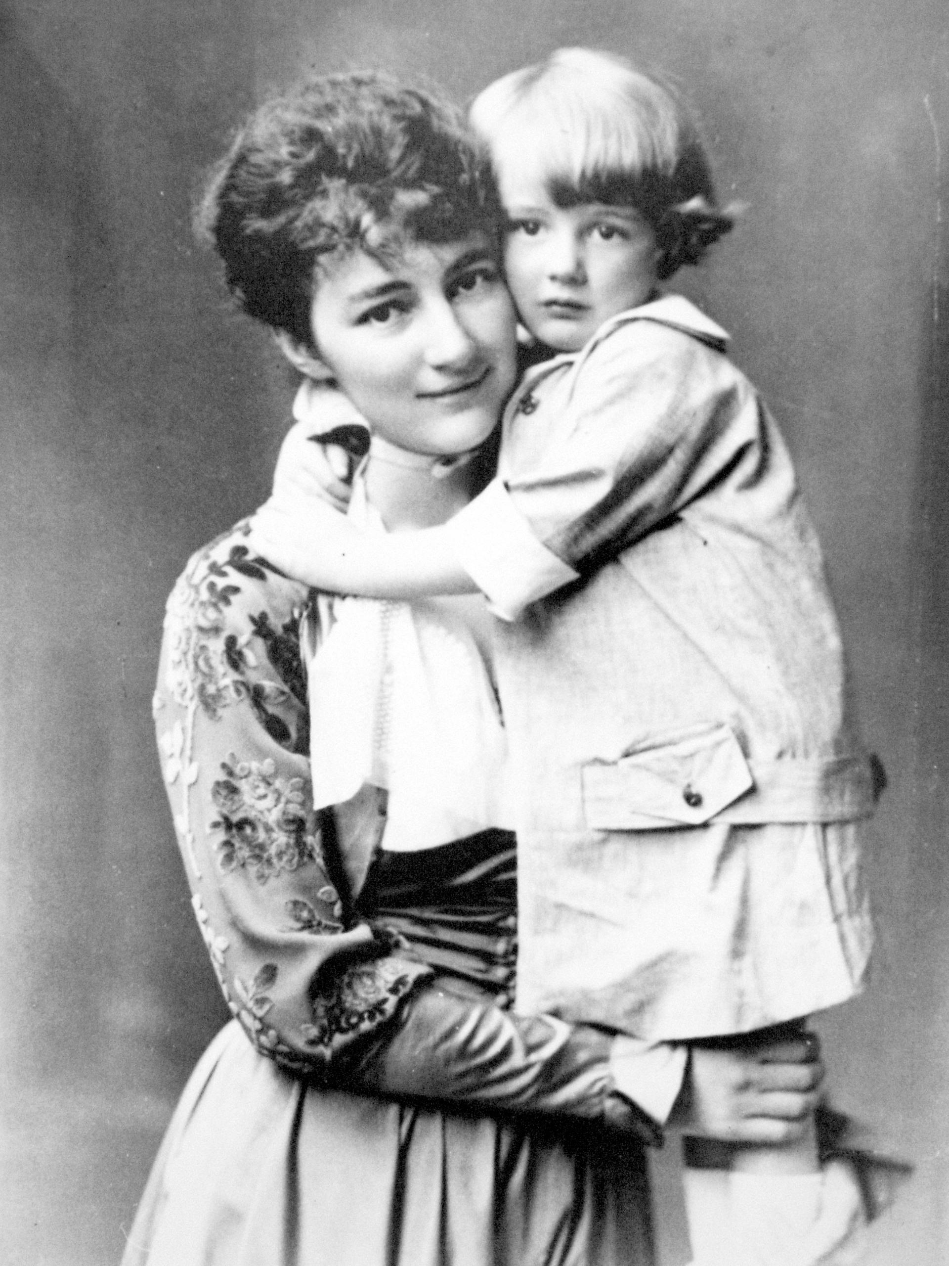 راؤول فالنبرغ مع أمه مان فون دارديل.