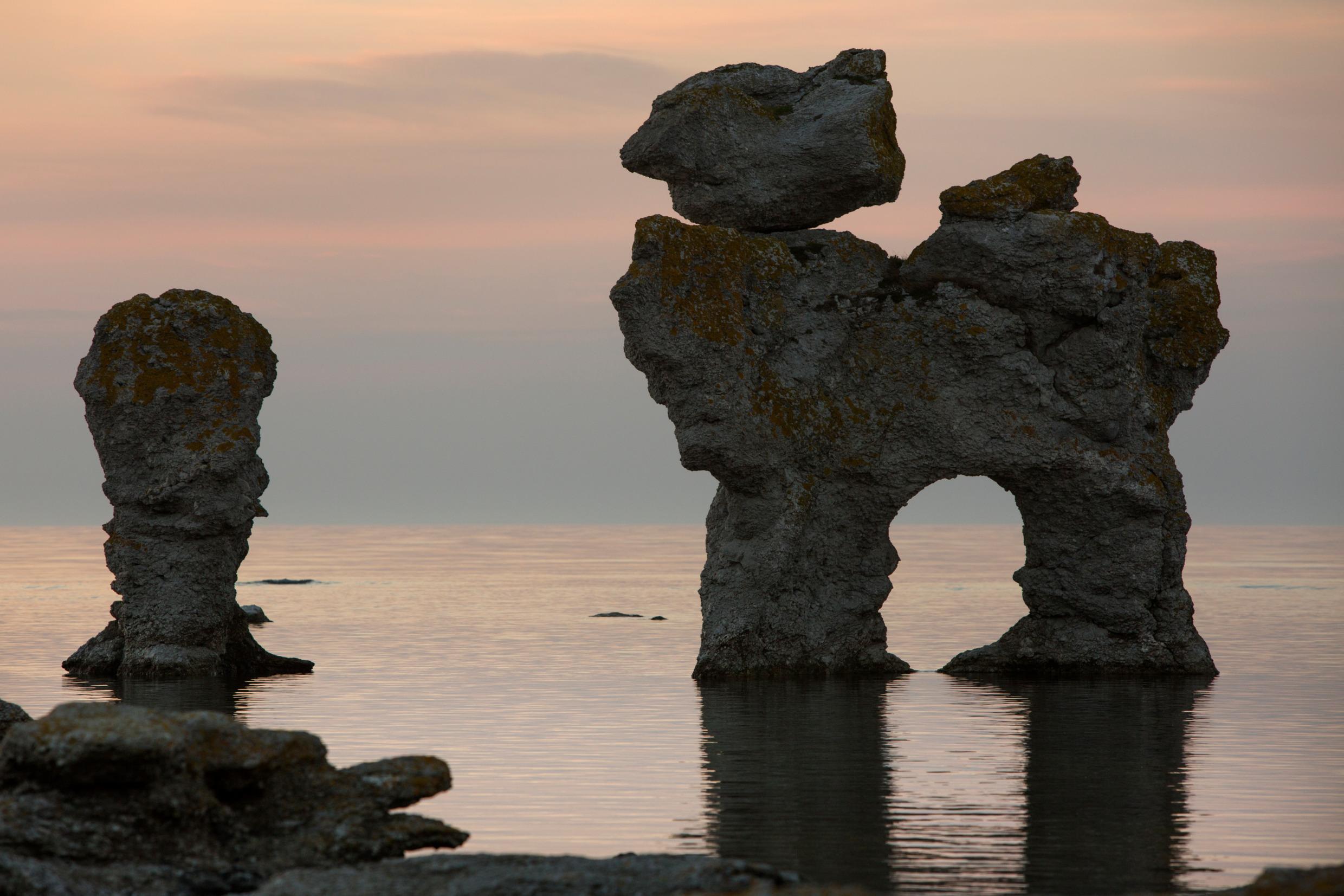 تكوينات الحجر الجيري في مياه بحر البلطيق أثناء الغسق.