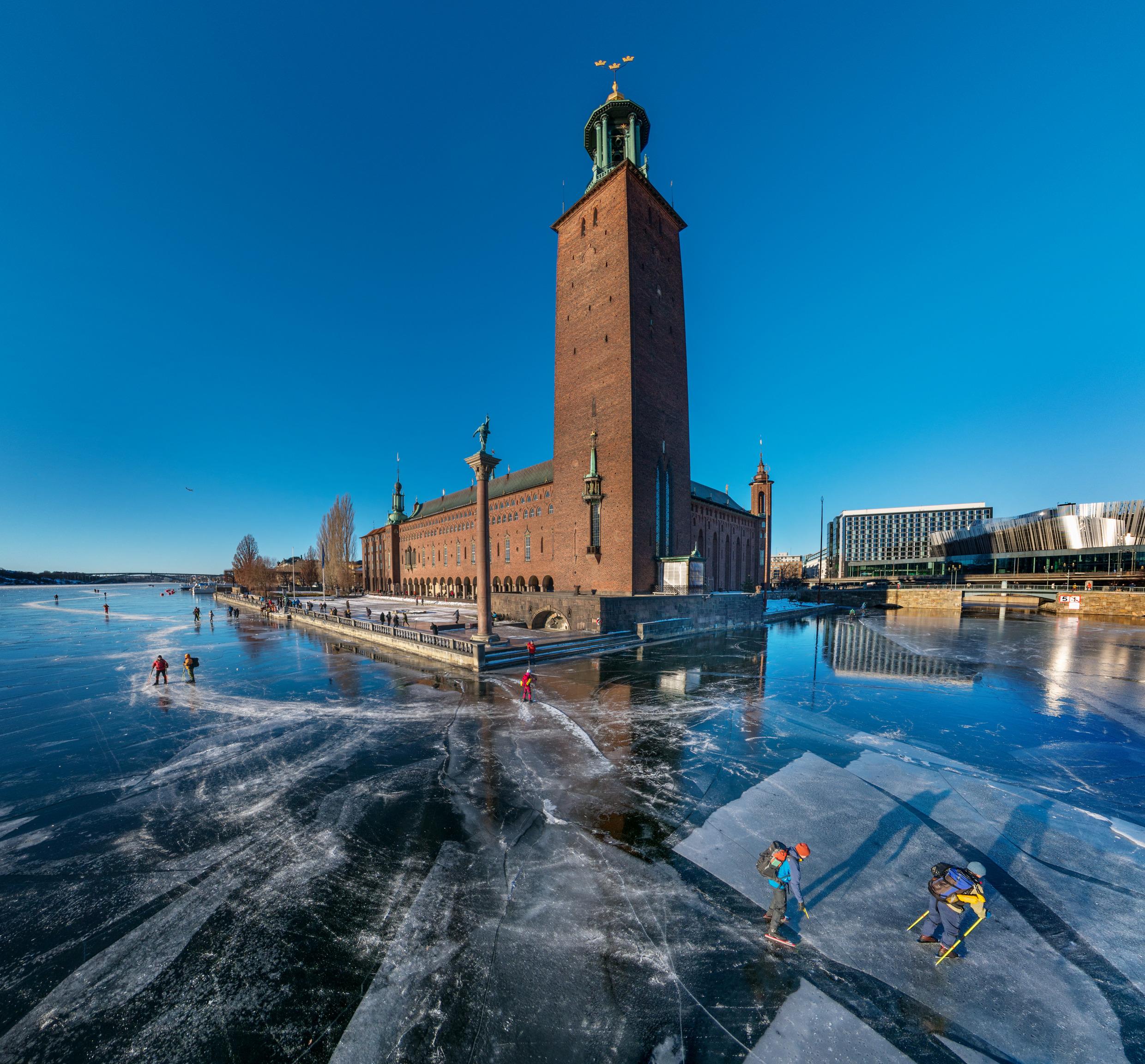 يتزلج السويديون في فصل الشتاء على الجليد حول مبنى بلدية ستوكهولم.